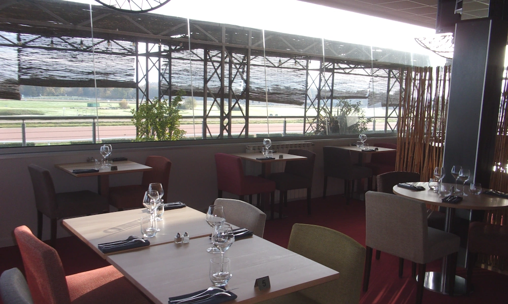 salle intérieure du restaurant La Cave Ô Délices et sa terrasse couverte extérieure